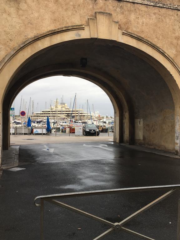 Light Filled Penthouse In Old Antibes. Heart Of The Rivieraアパートメント エクステリア 写真